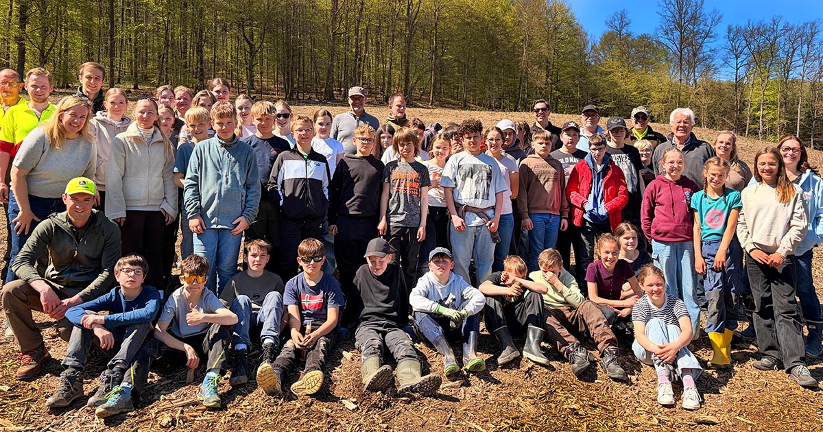 Gemeinsam mit Jugendlichen pflanzen Lions aus Olsberg und Bestwig 1.800 junge Baeume fuer klimastabilen Wald