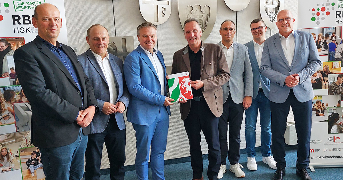 5,4 Millionen Euro für Digitales Berufsbildungsnetzwerk der HSK-Berufskollegs / Bezirksregierung übergab Förderbescheid an Landrat Thomas Grosche: „Meilenstein“ 1 Bezirksregierung uebergab Foerderbescheid an Landrat Thomas Grosche