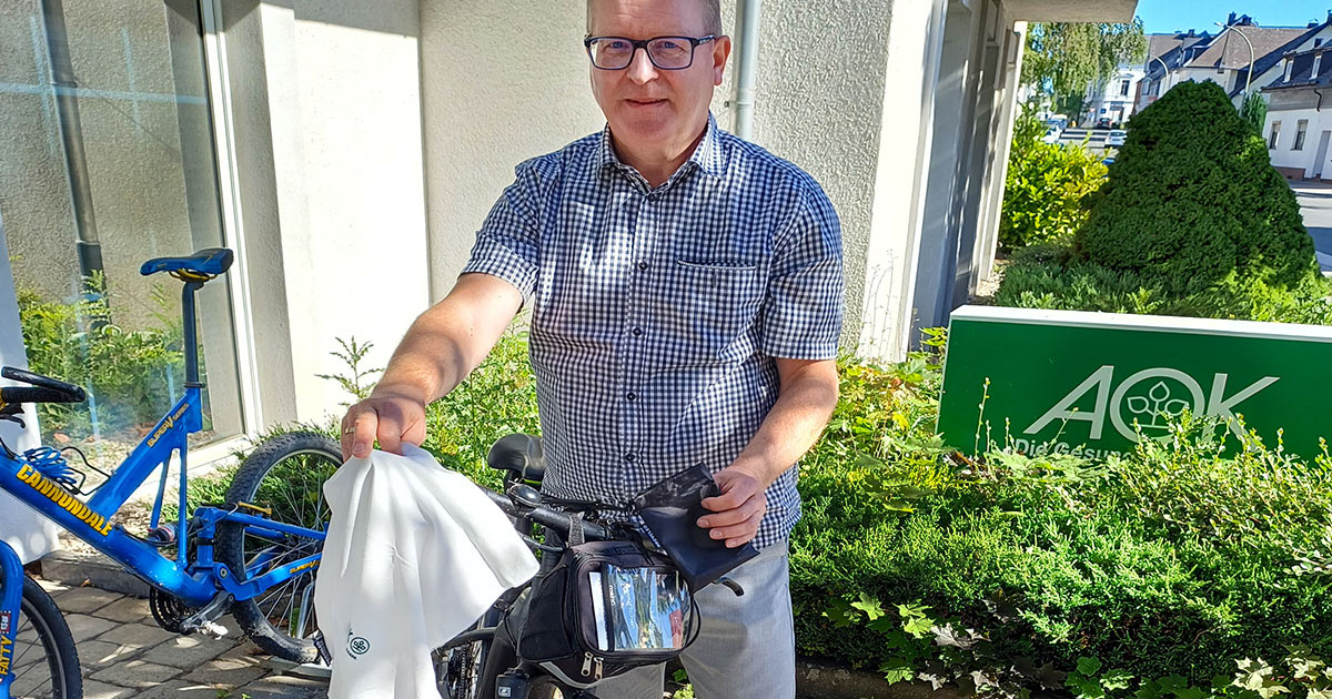 Briloner Gesundheitsinitiative sorgt fuer Bewegung Jetzt bei der AOK in Brilon Kuehl Handtuecher abholen