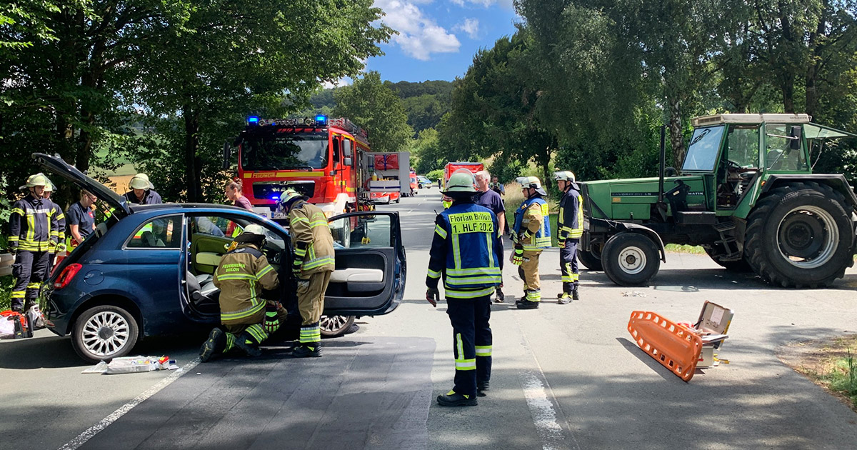 PKW mit Trecker kollidiert
