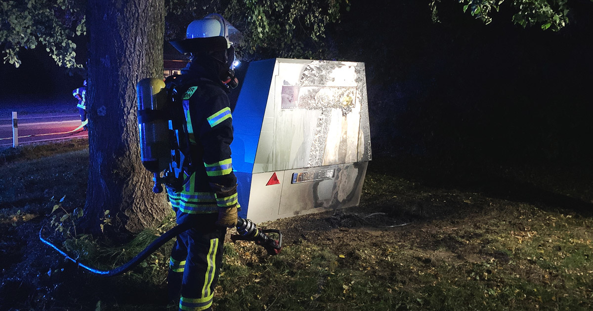 Feuerwehr Brilon: Brand eines mobilen Geschwindigkeitsmessanhängers am Ortsausgang von Altenbüren 3 Feuerwehr Brilon ALtenbueren Brand eines mobilen Geschwindigkeitsmessanhaengers