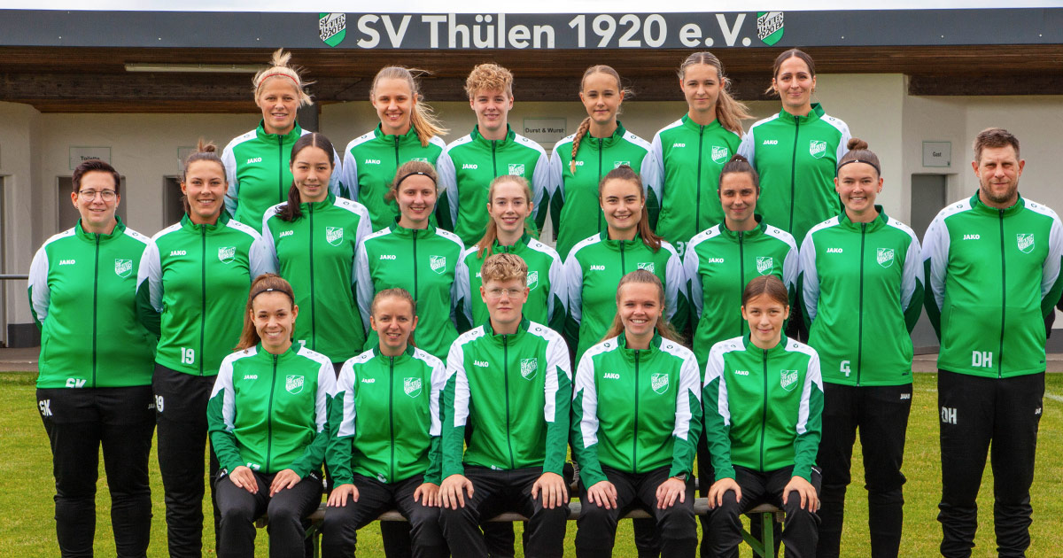 Fussballdamen des SV Thuelen freuen sich ueber neue Trainingsanzuege