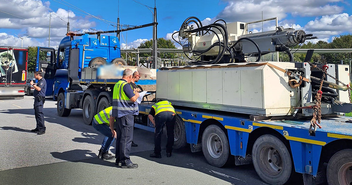 Schwerlastkontrolle in Brilon: Im Mittelpunkt standen Ladung und Ladungssicherung, Einhaltung erforderlicher Transportgenehmigungen, technischer Zustand ... 10 Polizei Schwerlastkontrolle in Brilon