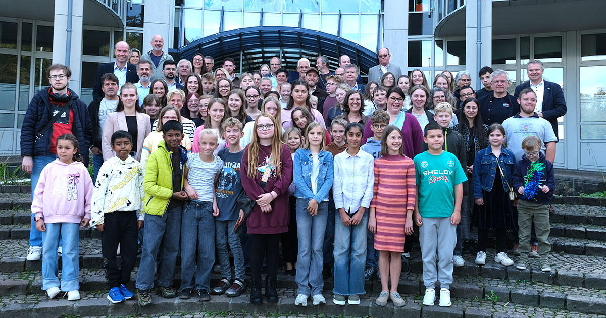 Preisverleihung zum Weltkindertag: Schulklasse aus Meschede erhält 1.500 Euro für den ersten Platz 2 Zum Weltkindertag hat das Jugendamt des Hochsauerlandkreises erstmals einen Wettbewerb mit Preisverleihung veranstaltet