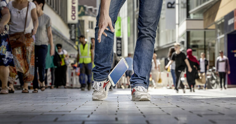 Junge Erwachsene durch kaputte Smartphones überfordert - Kosten, Datenverlust und fehlende Orientierung belasten besonders 12 durch kaputte Smartphones ueberfordert