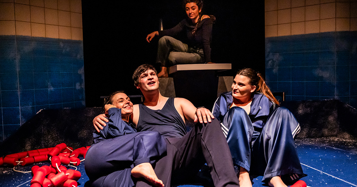 „Bühne Brilon – So ein Theater!“, präsentiert: 22 Bahnen, nach dem Bestseller-Roman von Caroline Wahl am 4. November 2026 3 Buehne Brilon – So ein Theater praesentiert 22 Bahnen nach dem Bestseller Roman von Caroline Wahl