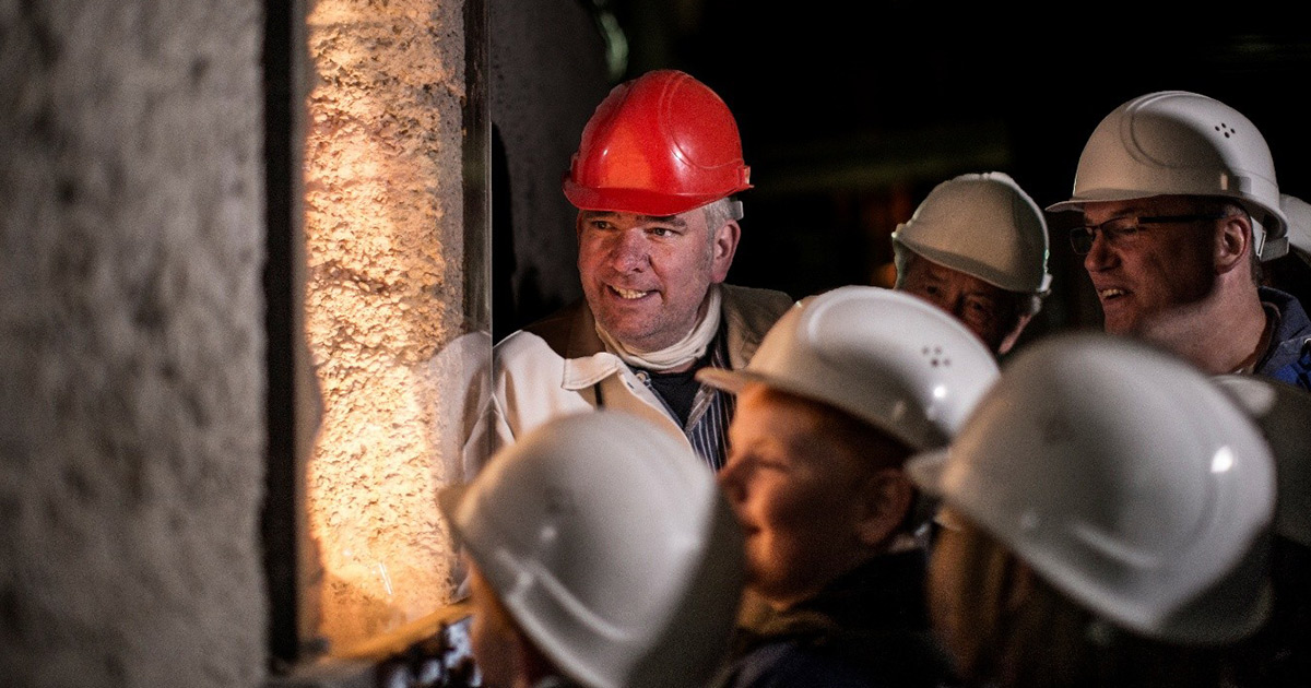 Nur das Licht der eigenen Taschenlampe Abenteuerfuehrung unter Tage in Ramsbeck