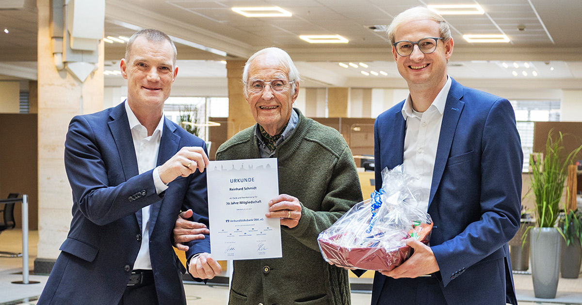 Volksbank Brilon ehrt Reinhard Schmidt fuer 70 jaehrige Mitgliedschaft